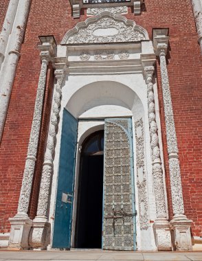Ryazan Kremlin. Varsayım katedral kapıları. Rusya.