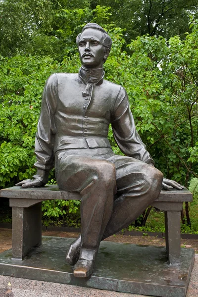 Rusia, región de Penza - 8 de julio de 2016: Monumento al famoso poeta ruso M. Lermontov en su finca familiar (ahora museo) "Tarkhany ". —  Fotos de Stock