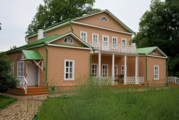 Russia, Penza region - 8 July 2016: State Lermontov museum "Tarkhany". The main building of the estate. — Stock fotografie