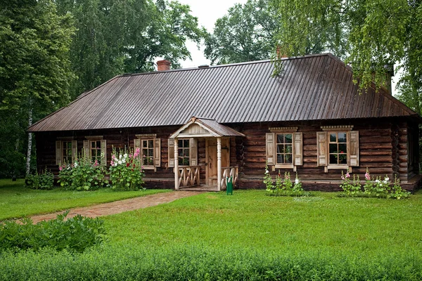 Rusia, región de Penza - 8 de julio de 2016: Lermontov propiedad familiar (ahora museo) "Tarkhany". Edificio lateral . —  Fotos de Stock