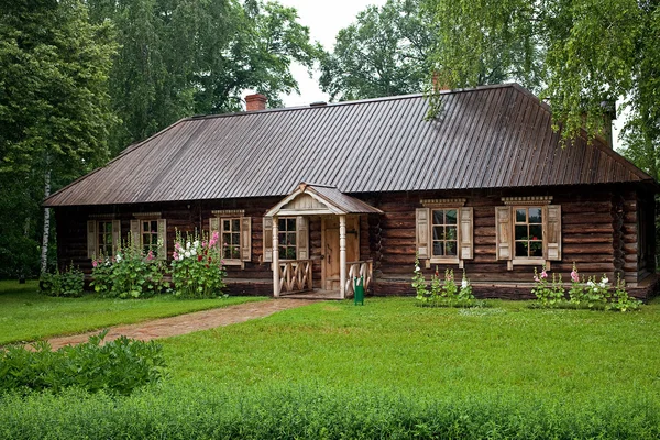 Russia, regione di Penza - 8 luglio 2016: tenuta della famiglia Lermontov (ora museo) "Tarkhany". Edificio laterale . — Foto Stock