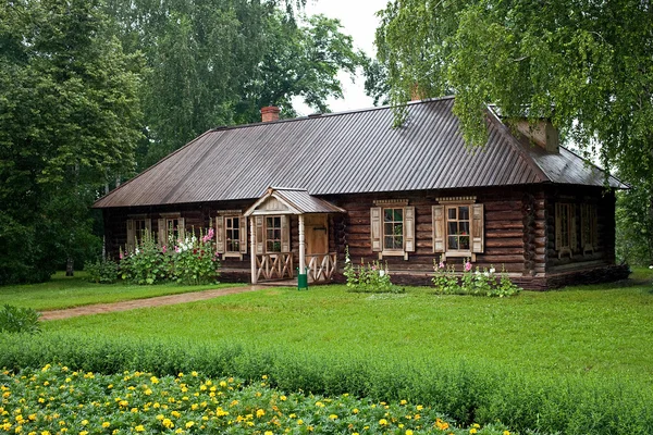 Rússia, região de Penza - 8 de julho de 2016: Lermontov propriedade da família (agora museu) "Tarkhany". Construção lateral . — Fotografia de Stock