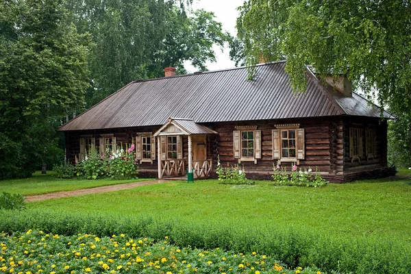 Rusia, región de Penza - 8 de julio de 2016: Lermontov propiedad familiar (ahora museo) "Tarkhany". Edificio lateral . —  Fotos de Stock