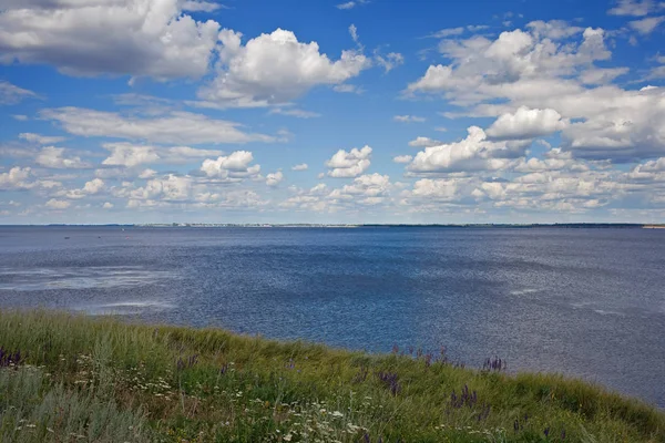 Pohled z řeky Volhy v městské čtvrti Khvalynsk. Saratovská oblast. Rusko. — Stock fotografie