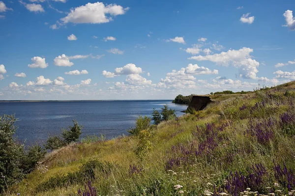 Kilátás nyílik a Volga-folyó a város kerületi Khvalynsk. Saratov régió. Oroszország. — Stock Fotó