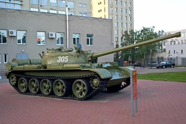 Penza. L'exposition d'échantillons de matériel militaire soviétique devant l'administration de la ville. Réservoir T-54 . — Photo