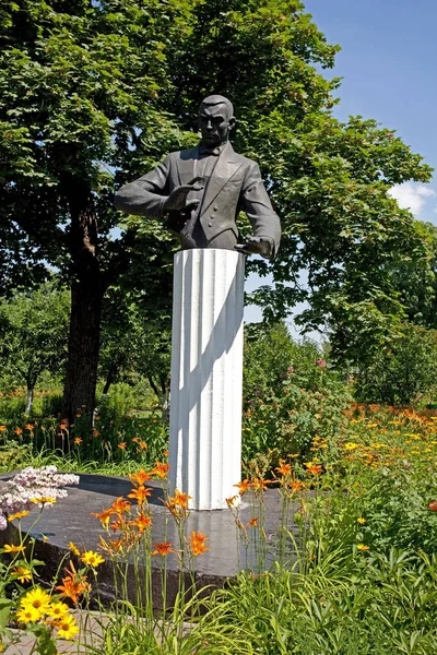 Tambov Bölgesi - 14 Temmuz 2016: Ivanovka. Ünlü Rus besteci Rachmaninov (Rachmaninoff) Müzesi. Besteci heykel portresi