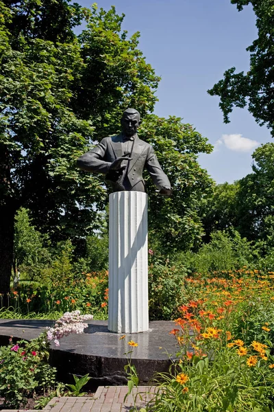 坦波夫州-2016 年 7 月 14 日︰ 伊万诺夫卡。俄罗斯著名的作曲家拉赫玛尼诺夫 （拉赫玛尼诺夫） 博物馆。这位作曲家的雕塑画像 — 图库照片
