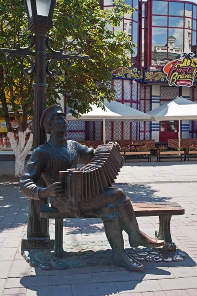 Saratov - 11 luglio 2016: viale Kirov - strada pedonale turistica della città. Scultura urbana: Uomo con armonica — Foto Stock