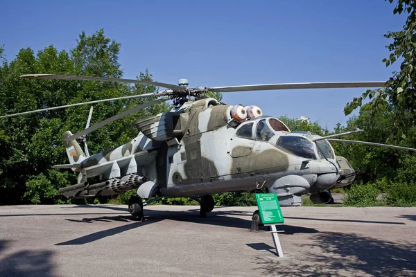 Saratov - 11 de julho de 2016: Museu ao ar livre de glória militar. Helicóptero de transporte militar MI-24V — Fotografia de Stock