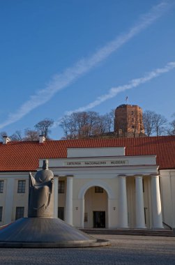 Litvanya, Vilnius - 2 Kasım 2010: anıt Kral Mindaugas taç Lithuanian National Museum ve şafak Kulesi arka planı için.