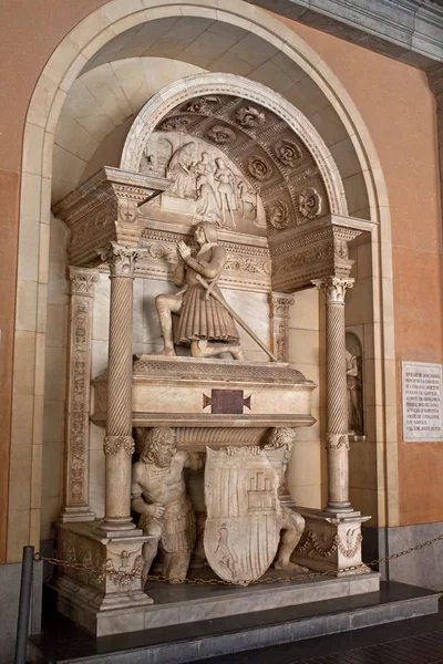 Montserrat, ein Kloster in Katalonien. einer der Grabsteine innerhalb des Komplexes. Spanien — Stockfoto