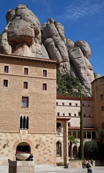 Cataluña, España - 24 de marzo de 2014: Montserrat, el monasterio de la Virgen María . — Foto de Stock