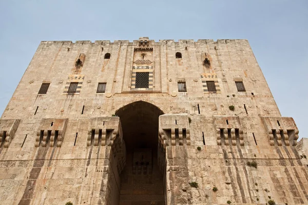 Aleppo fortress, main entrance. Syria — Stock Photo, Image