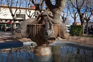 İspanya, Figueres - 26 Mart 2014: Figueres sokakta çeşme