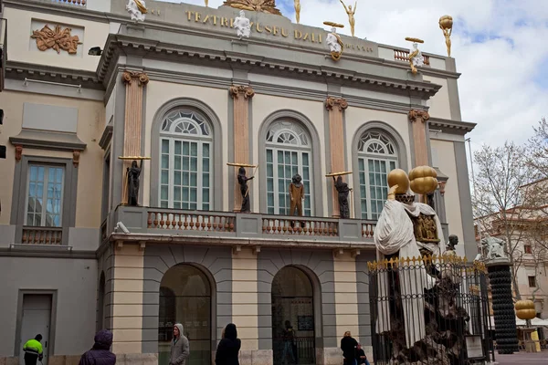 España, Figueres - 26 de marzo de 2014: Entrada principal del Museo Dalí — Foto de Stock