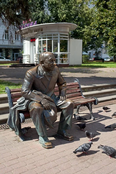 Nizhni Novgorod, Rusya Federasyonu - 21 Temmuz 2017: Kentsel heykel ve ünlü Rus tiyatro Evgeni Evstigneev.  