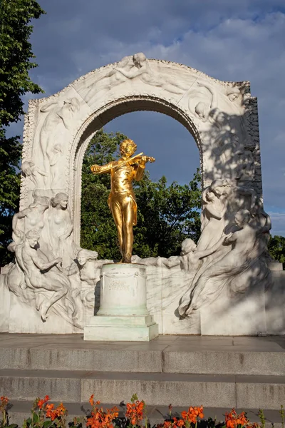 Вена, Австрия - 2 июля 2017 года: Золотая статуя Штрауса в Штадпарке . — стоковое фото