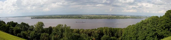 Вид на Волгу с набережной Нижнего Новгорода, Россия . — стоковое фото