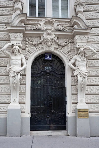 Viena, Áustria - 2 de julho de 2017: cariátides na entrada da casa — Fotografia de Stock