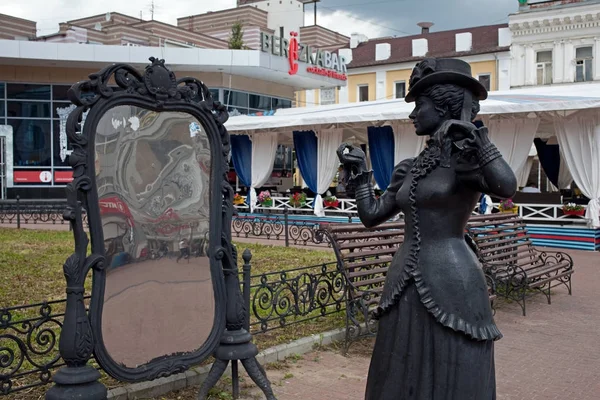 Nijni Novgorod, Russie - 21 juillet 2017 : Sculpture urbaine d'une femme devant un miroir . — Photo