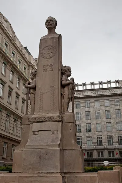 Wien, Österrike - juli 2 2017: Dr Georg Coch monumentet på Georg Coch fyrkantig. — Stockfoto