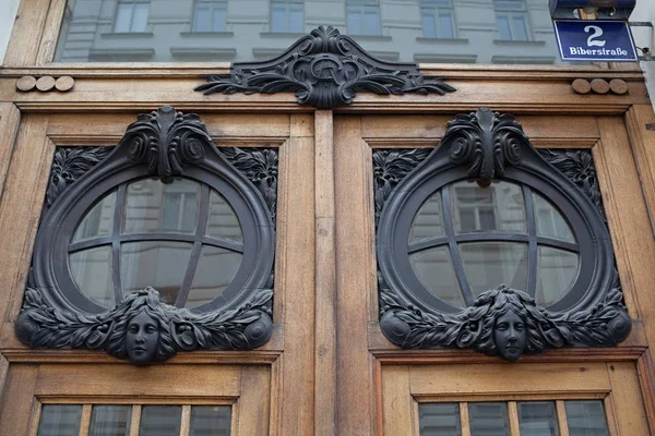 Viena, Áustria - 2 de julho de 2017: portas decoradas da casa em estilo art-nouveau — Fotografia de Stock