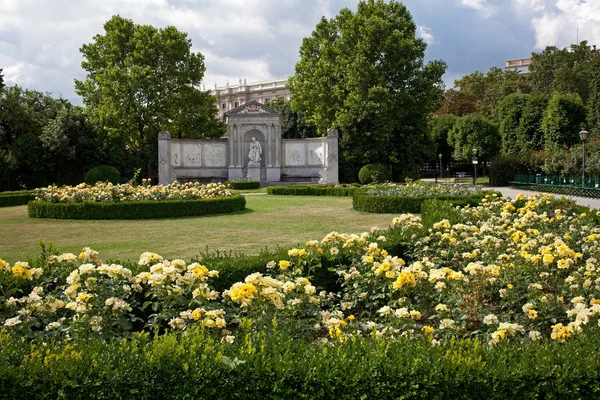 Vienna, Avusturya - 3 Temmuz 2017: kamu bahçe Hofburg Sarayı (Volksgarten yakınındaki). — Stok fotoğraf