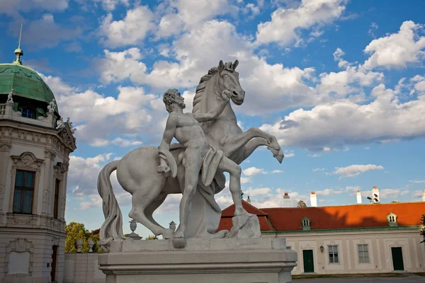 Vienna, Oostenrijk - juli 3 2017: marmeren beeld van een man met een paard in bovenste Belvedere Paleis. — Stockfoto