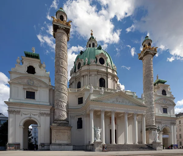 Wien, Österreich - 3. juli 2017: karlskirche). — Stockfoto
