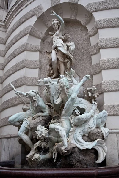 Viena, Áustria - 2 de julho de 2017: fonte barroca decorando o Palácio de Hofburg — Fotografia de Stock