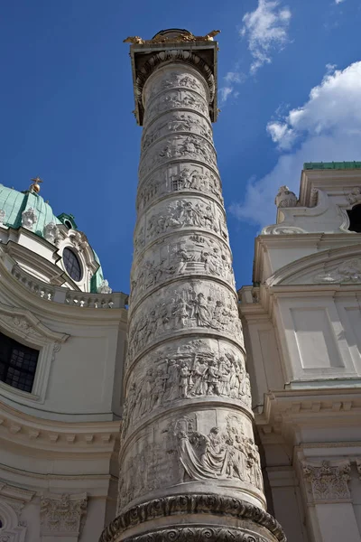 Wien, Österrike - St. Karl's Cathedral (Karlskirche), fragment med snidade colomn. — Stockfoto