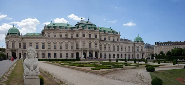 Wien, Österreich - 3. Juli 2017: Oberes Belvedere in der Abenddämmerung. — Stockfoto