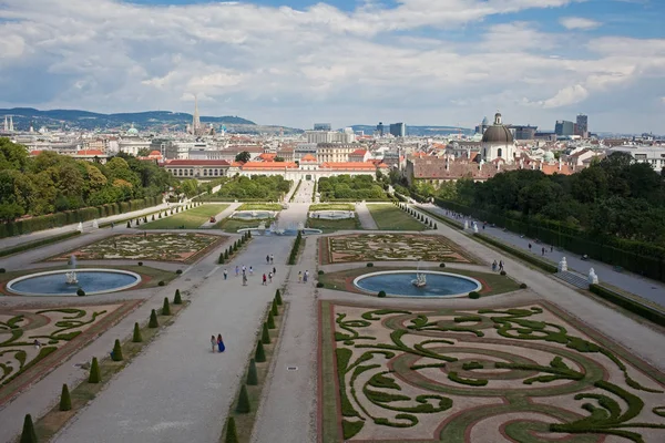 Wien, Österrike - juli 4 2017: Utsikten från övre Belvedere palace på Vienna stadsbilden. — Stockfoto