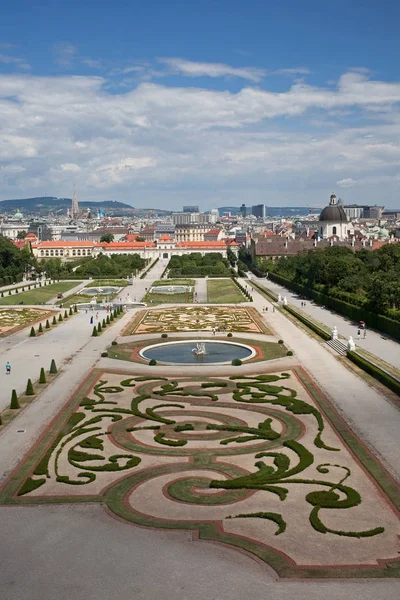 Wien, Österrike - juli 4 2017: Utsikten från övre Belvedere palace på Vienna stadsbilden. — Stockfoto