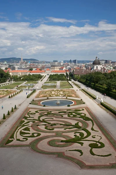 Wien, Österreich - 4. Juli 2017: Blick vom Oberen Belvedere auf das Wiener Stadtbild. — Stockfoto