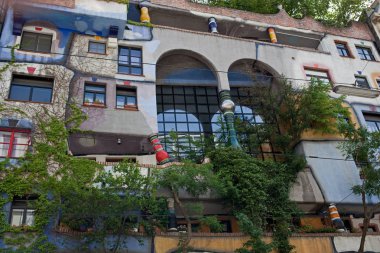 Vienna, Avusturya - 7 Temmuz 2017: Ünlü mimar Hundertwasser eseri. Hundertwasser Evi - Viyana'da ikonik müteşekkil.
