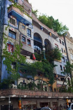 Vienna, Avusturya - 7 Temmuz 2017: Ünlü mimar Hundertwasser eseri. Hundertwasser Evi - Viyana'da ikonik müteşekkil.