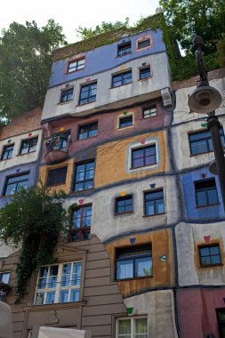 Vienna, Avusturya - 7 Temmuz 2017: Ünlü mimar Hundertwasser eseri. Hundertwasser Evi - Viyana'da ikonik müteşekkil.