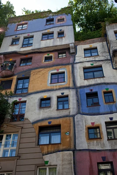 Vienna, Avusturya - 7 Temmuz 2017: Ünlü mimar Hundertwasser eseri. Hundertwasser Evi - renkli ve asimetrik, bir Viyana ikonik yerlerinden. 