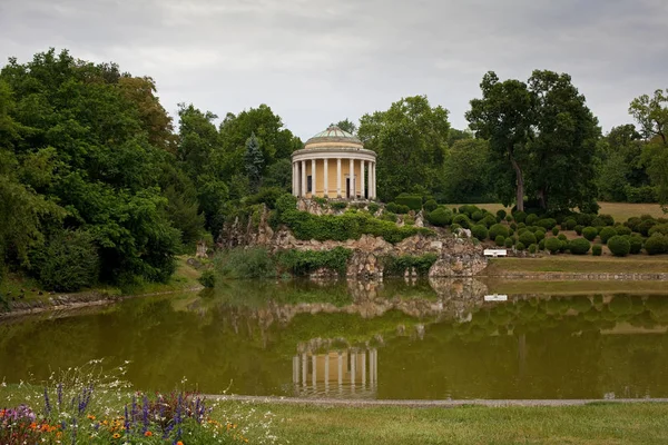 オーストリア アイゼンシュタット擬似古代ギリシャ館と城エステルハージ公園 — ストック写真