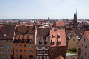 Almanya, Nuremberg - Haziran 29, 2012: Şehir yukarıdan görünüyor. Kırmızı çatılar.