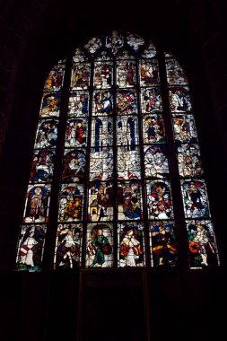 Almanya, Nuremberg - 29 Haziran 2012: Nürnberg 'in tarihi merkezindeki St. Lorenz yüksek gotik kilisesinde renkli vitray pencere