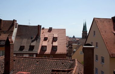Almanya, Nuremberg - Haziran 29, 2012: Şehir yukarıdan görünüyor. Kırmızı çatılar.