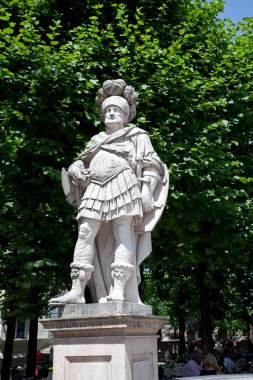 Avusturya, Salzburg - 30 Haziran 2012: Mirabell Palace bahçelerinin yaz manzarası. Romalı bir savaşçının dekoratif heykeli