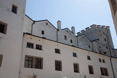 Avusturya, Salzburg - 30 Haziran 2012: Hohensalzburg 'un içinde, Xi yüzyılında dağda inşa edilen kale