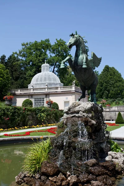 Österrike, Salzburg - 30 juni 2012: Sommaren syn på Mirabell Palace och dess trädgårdar. — Stockfoto