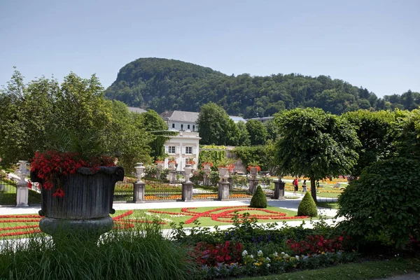 Austria, Salzburg - 30 Juni 2012: Pemandangan musim panas Istana Mirabell dan kebunnya . — Stok Foto