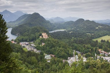 Almanya, Bavyera - 1 Temmuz 2012: Hohenschwangau köyü, Hohenschwangau kalesi ve iki göl.