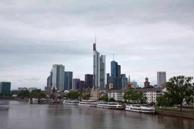 Almanya, Frankfurt am Main - 2 Temmuz 2012: Ana nehir ve turizm gemileri ile kentin modern mimarisine bakınız